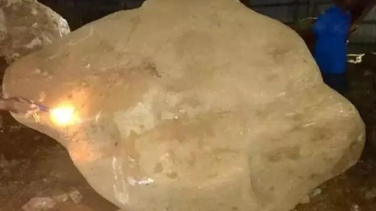 缅甸玉石矿发现天价原石，归属问题起争议